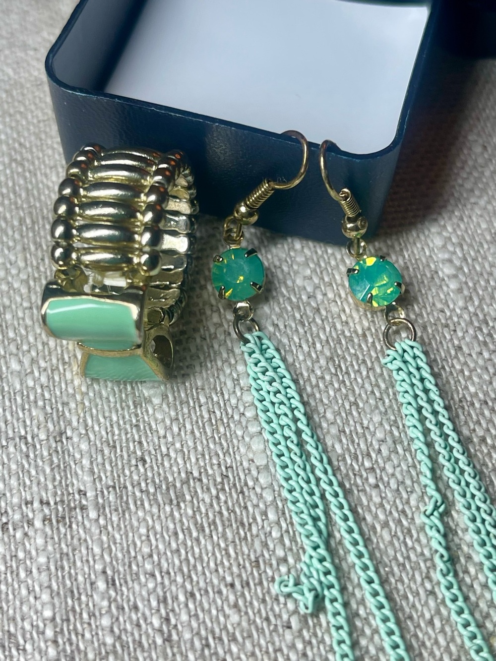 Vintage mint green bow-shaped stretch ring and drop earrings with chain tassel